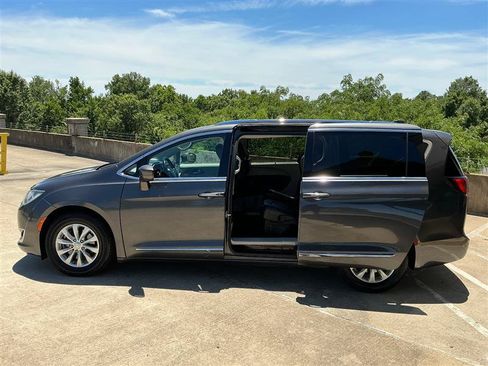 Used 2018 Chrysler Pacifica Touring-L FWD image 4
