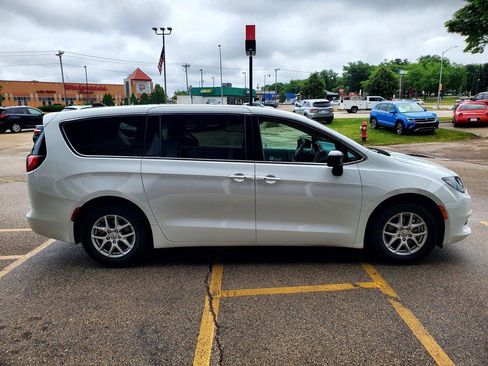 Used 2024 Chrysler Voyager LX FWD image 4