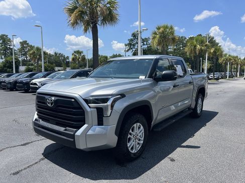 Used 2022 Toyota Tundra SR5 w/ SR5 Convenience Package AWD/4WD image 5