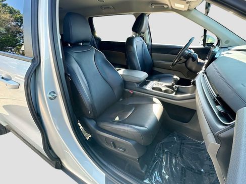 Used 2025 Kia Carnival EX image 29