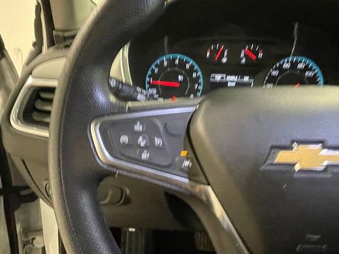 Used 2020 Chevrolet Equinox LS image 32