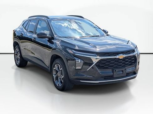 Used 2025 Chevrolet Trax LT FWD image 4