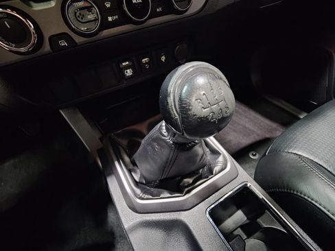 Used 2018 Toyota Tacoma TRD Off-Road w/ TRD Premium Off Road Package AWD/4WD image 37