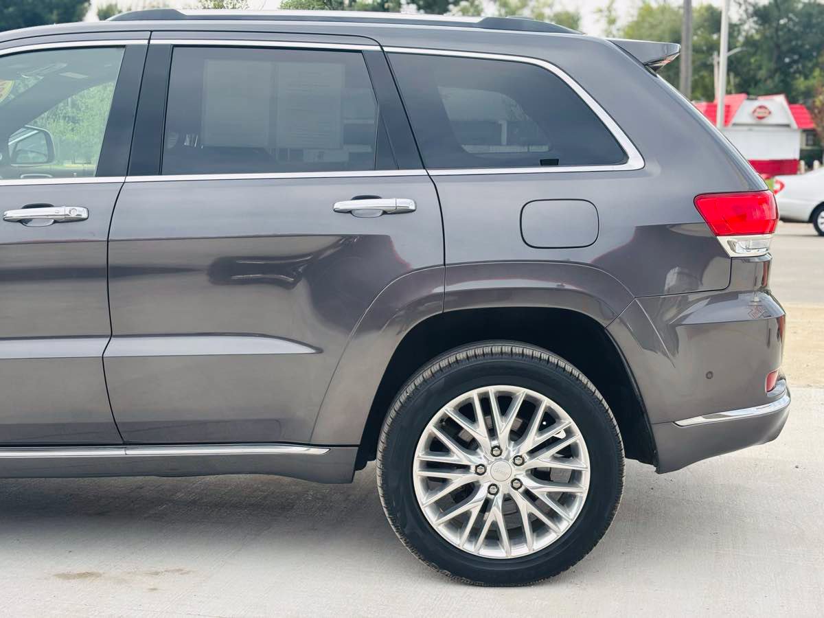 Used 2018 Jeep Grand Cherokee Summit w/ Skid Plate Group AWD/4WD image 16