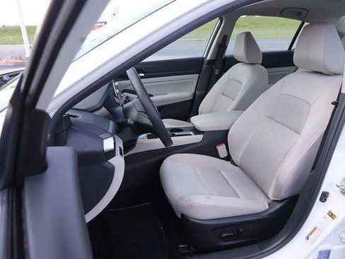 Used 2025 Nissan Altima 2.5 SV FWD image 8