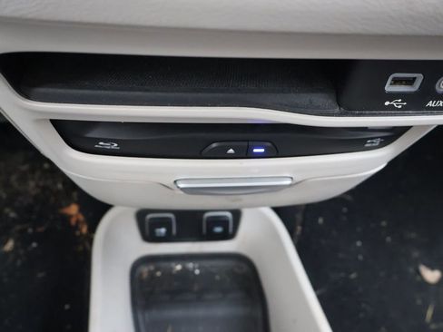 Used 2017 Chrysler Pacifica Touring-L Plus w/ Tire & Wheel Group image 26