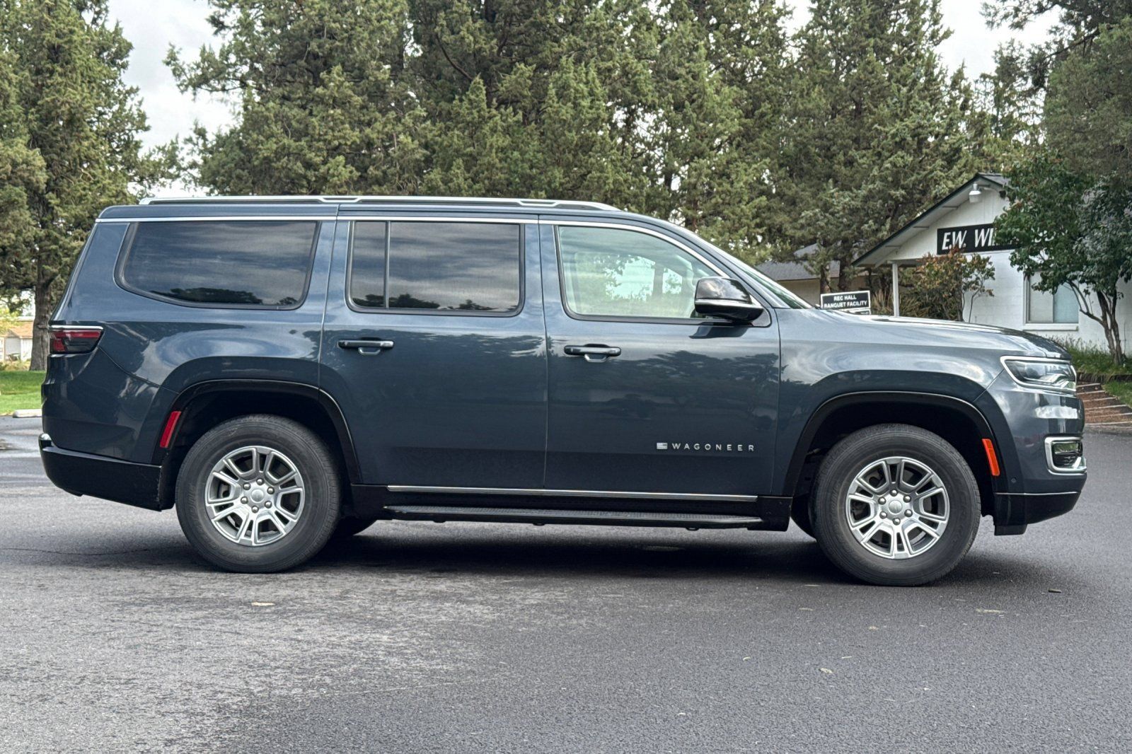 Used 2023 Jeep Wagoneer 4WD image 3