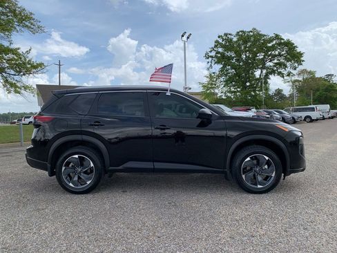 Used 2024 Nissan Rogue SV w/ SV Premium Package image 2