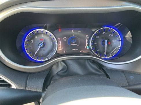 Used 2024 Chrysler Pacifica Touring-L image 15