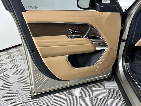 Used 2025 Land Rover Range Rover Long Wheelbase SE image 18