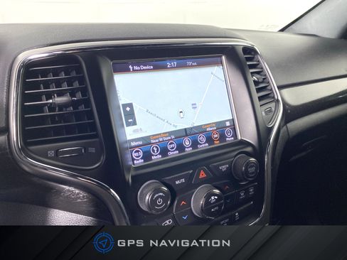 Used 2018 Jeep Grand Cherokee Laredo AWD/4WD image 2