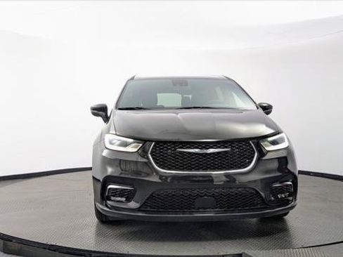 Used 2023 Chrysler Pacifica Touring FWD image 12