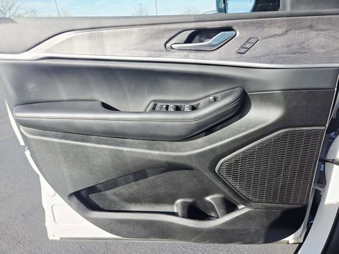 Used 2024 Jeep Grand Cherokee Limited w/ Luxury Tech Group II image 37