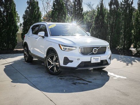 Used 2025 Volvo XC40 B5 Core image 2