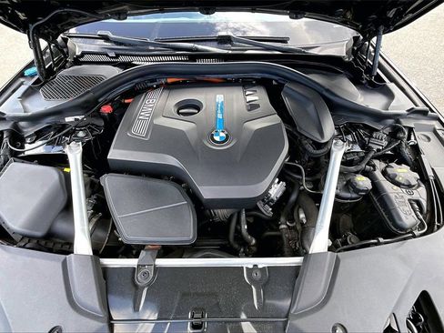 Used 2019 BMW 530e w/ M Sport Package image 9