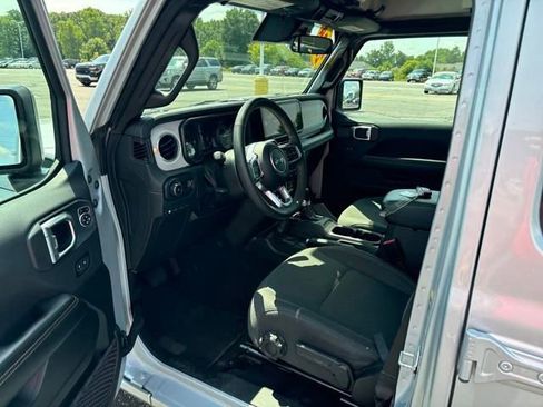 Used 2024 Jeep Wrangler Unlimited Sahara image 22