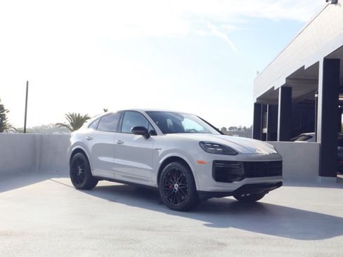 Certified 2025 Porsche Cayenne Turbo w/ Technology Package AWD/4WD image 7