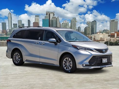 Used 2023 Toyota Sienna XLE w/ XLE Plus Package FWD image 3