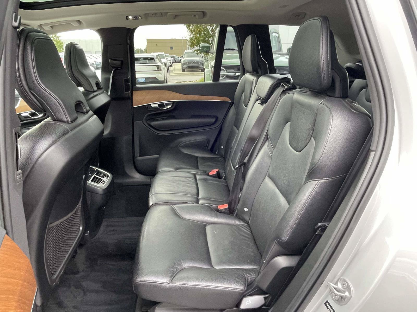 Used 2022 Volvo XC90 T6 Momentum w/ Advanced Package AWD/4WD image 3