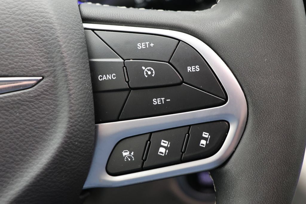 Used 2024 Chrysler Pacifica Touring-L FWD image 19