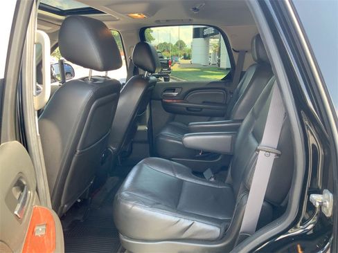 Used 2011 Cadillac Escalade 4D Sport Utility w/ Touring Package image 24