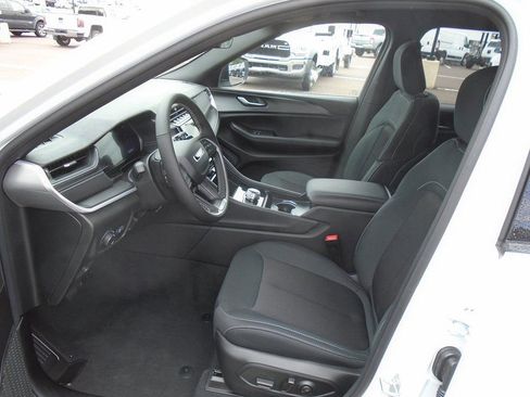 New 2025 Jeep Grand Cherokee L Laredo w/ Luxury Tech Group I image 8