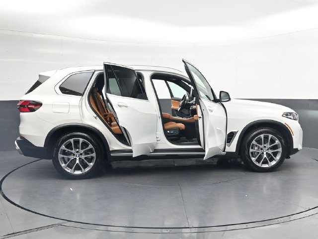 Certified 2024 BMW X5 xDrive40i w/ Parking Assistance Package AWD/4WD image 39