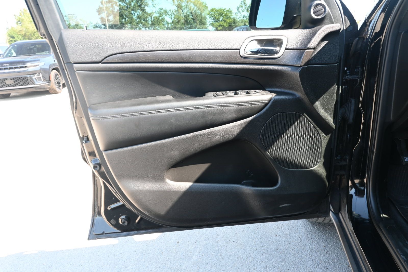 Used 2018 Jeep Grand Cherokee Laredo AWD/4WD image 8