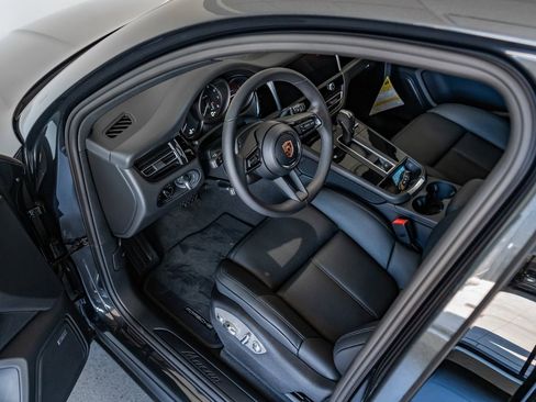 New 2025 Porsche Macan image 4