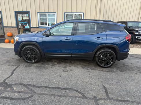 Used 2022 GMC Terrain SLT w/ Tech Package image 3