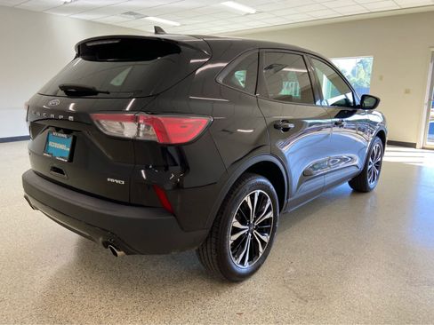 Used 2022 Ford Escape SE w/ SE Sport Appearance Package image 7