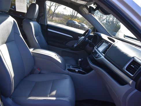 Used 2017 Toyota Highlander XLE image 17