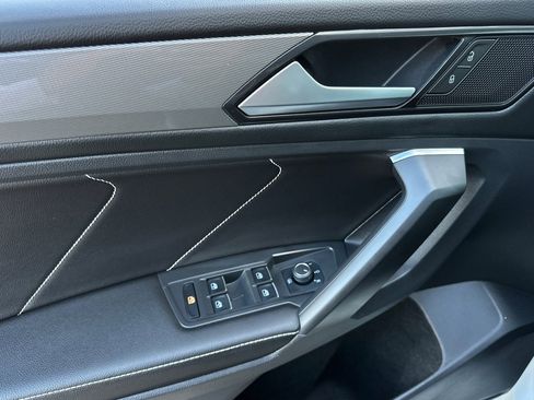 Used 2022 Volkswagen Tiguan SE w/ Panoramic Sunroof Package image 11