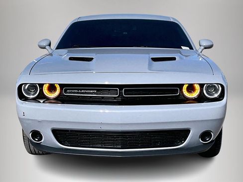 Used 2022 Dodge Challenger SXT image 2