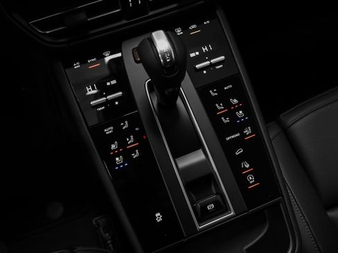 Certified 2026 Porsche Macan AWD/4WD image 40