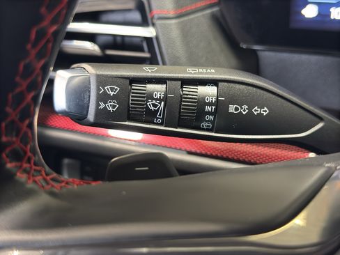 Used 2025 Chevrolet Traverse RS image 29