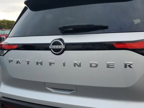 Used 2024 Nissan Pathfinder S image 30