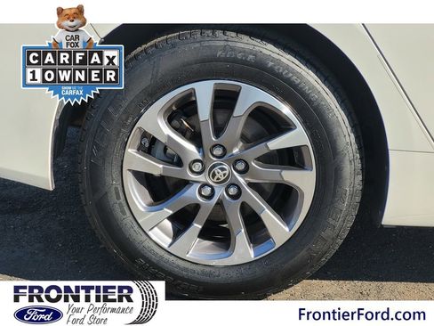 Used 2019 Toyota Prius XLE image 6