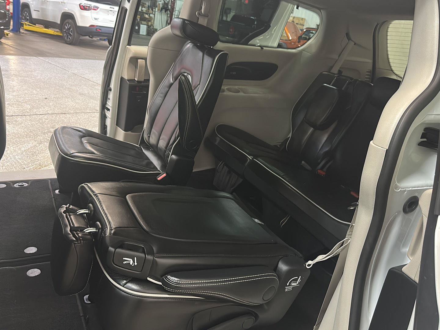 Certified 2023 Chrysler Pacifica Limited FWD image 30
