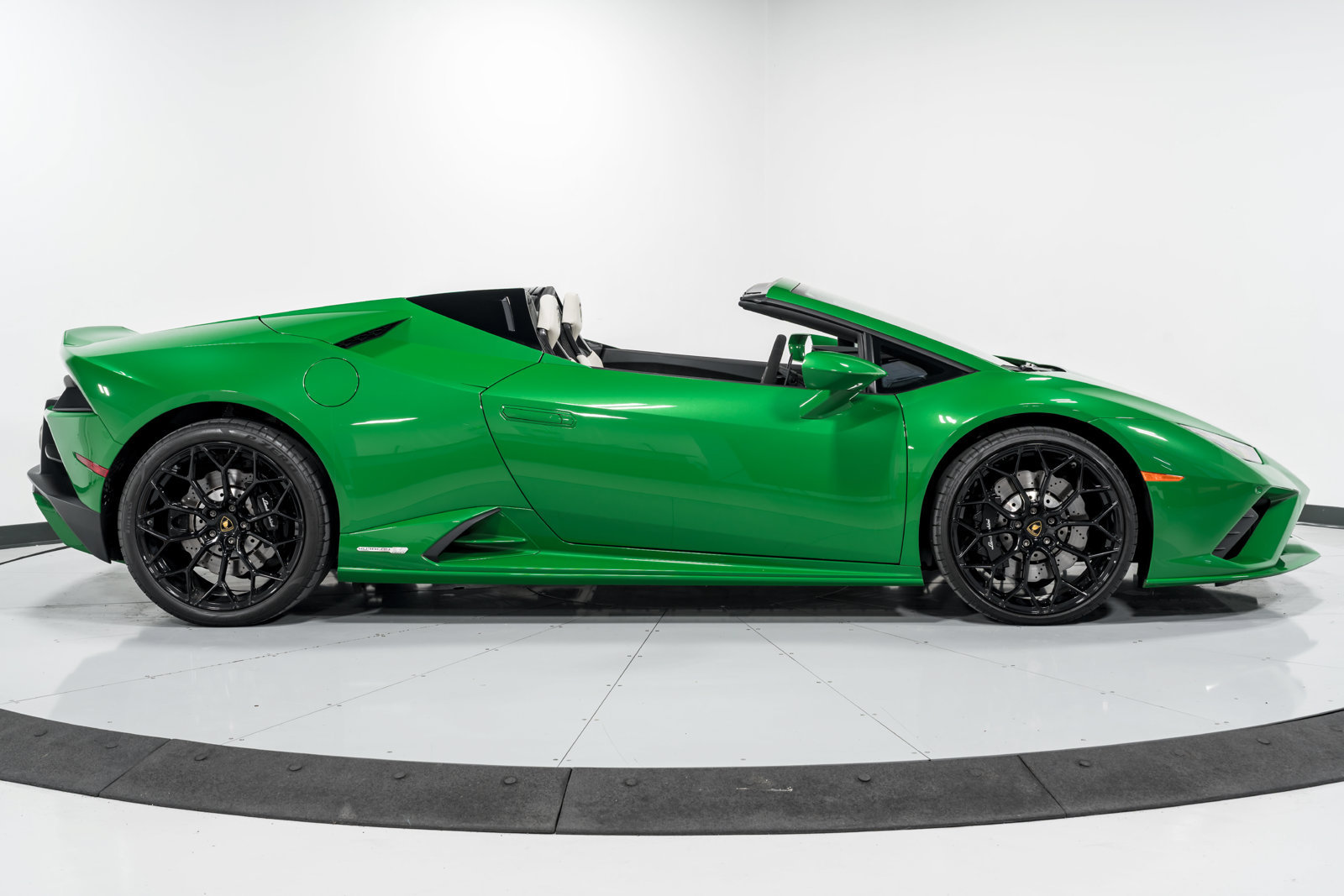 Used 2022 Lamborghini Huracan EVO RWD image 2