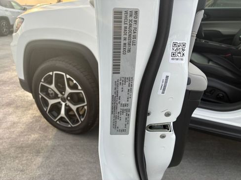 Used 2025 Jeep Compass Limited image 30