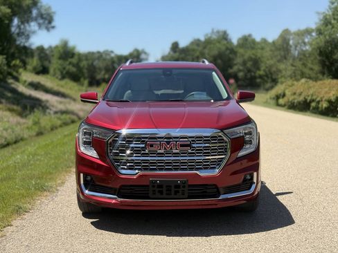 Used 2023 GMC Terrain Denali w/ Denali Premium Package AWD/4WD image 4
