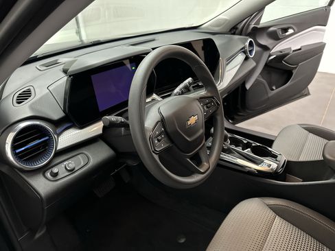 Used 2025 Chevrolet Trax LT FWD image 13