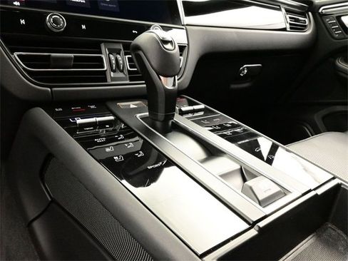 Certified 2023 Porsche Macan image 11