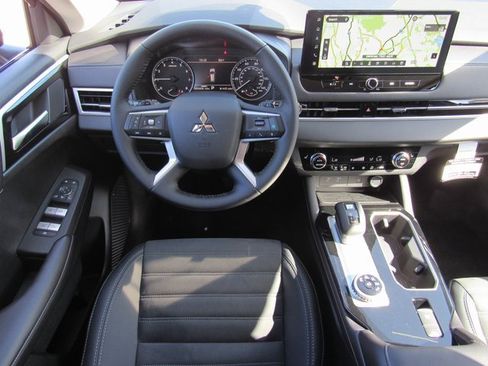 New 2025 Mitsubishi Outlander SE image 11