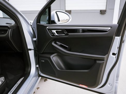 Used 2018 Porsche Macan S image 23