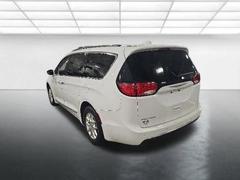 Used 2020 Chrysler Pacifica Touring-L FWD image 6