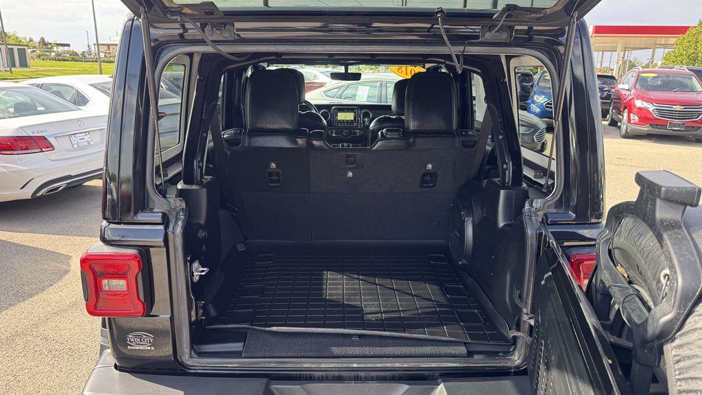 Used 2018 Jeep Wrangler Unlimited Sahara AWD/4WD image 11