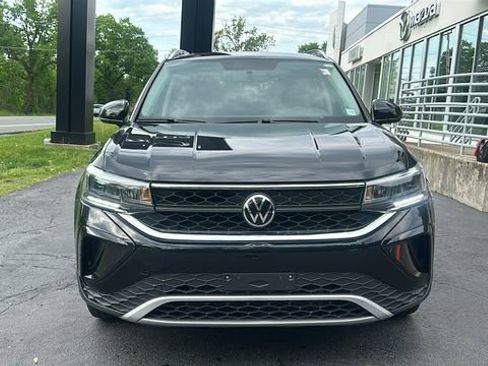 Used 2022 Volkswagen Taos SE w/ Panoramic Sunroof Package FWD image 2