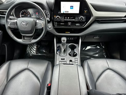 Used 2023 Toyota Highlander XLE image 3